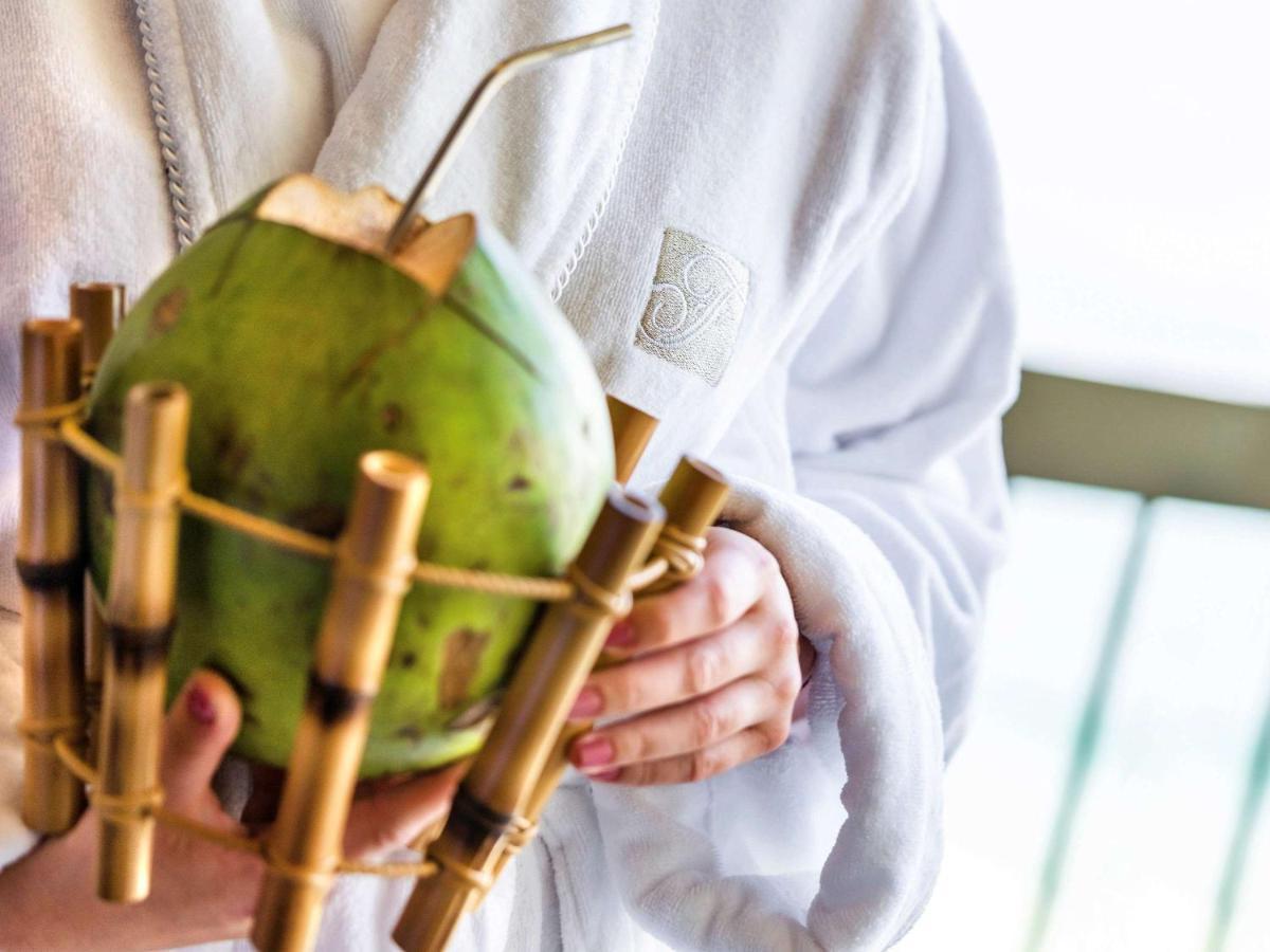 Fairmont Rio De Janeiro Copacabana Hotel Exterior photo A coconut being held in a bamboo holder