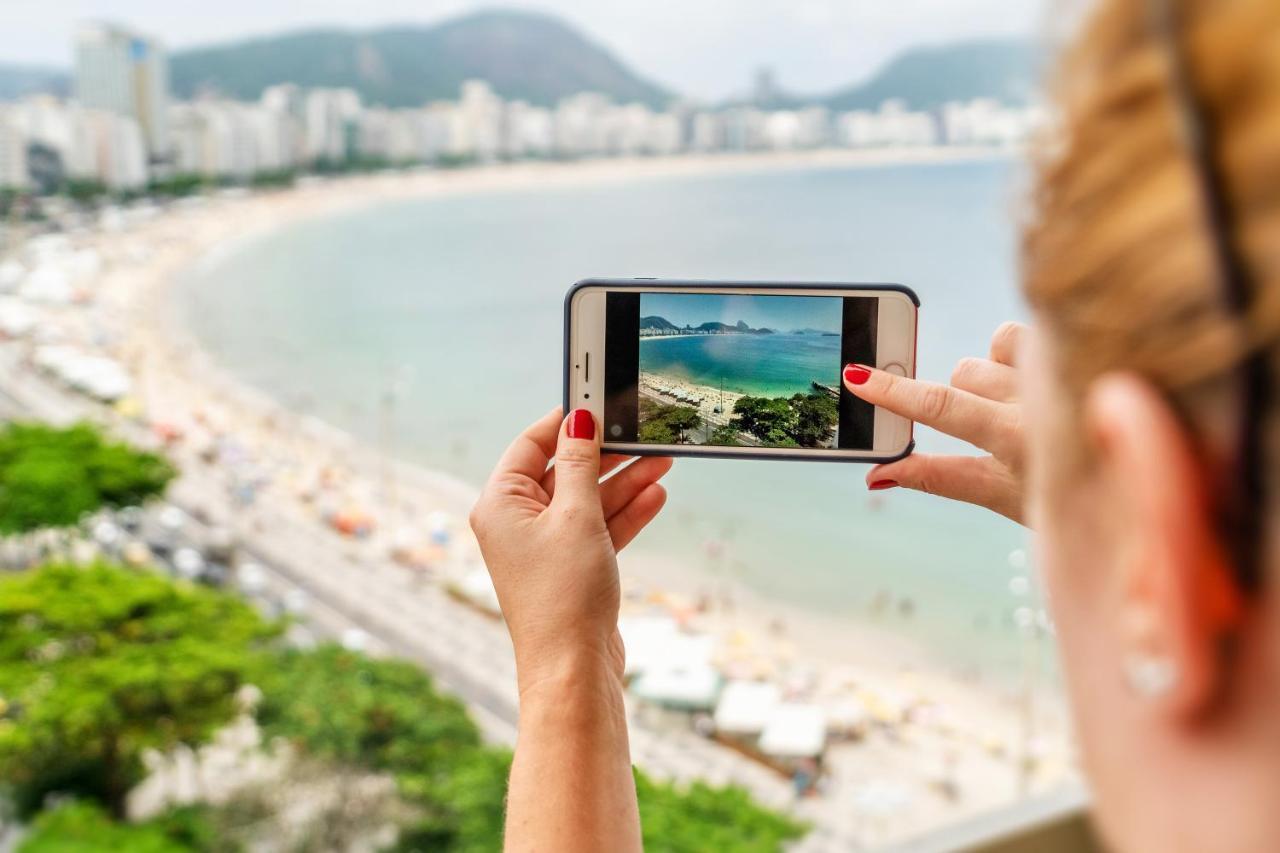 Fairmont Rio De Janeiro Copacabana Hotel Exterior photo A woman taking a photo with a smartphone