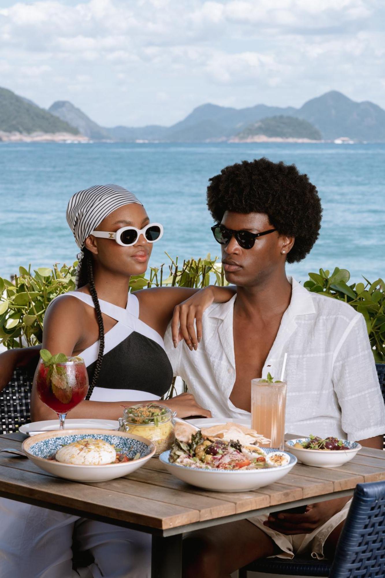 Fairmont Rio De Janeiro Copacabana Hotel Exterior photo A couple wearing sunglasses