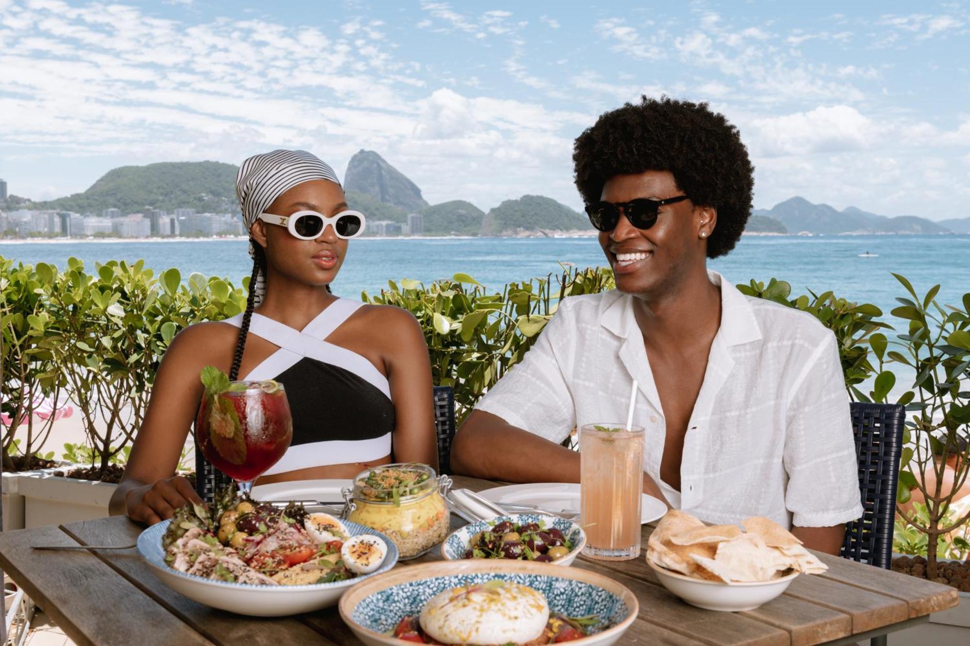 Fairmont Rio De Janeiro Copacabana Hotel Exterior photo A couple eating a meal at a restaurant in Rio de Janeiro, Brazil