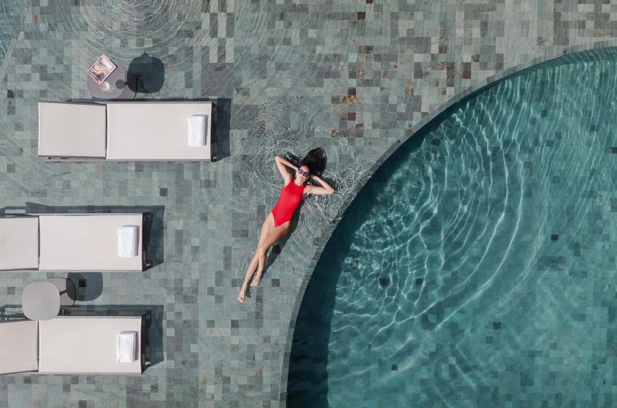 Fairmont Rio De Janeiro Copacabana Hotel Exterior photo Aerial view of a woman sunbathing in a pool