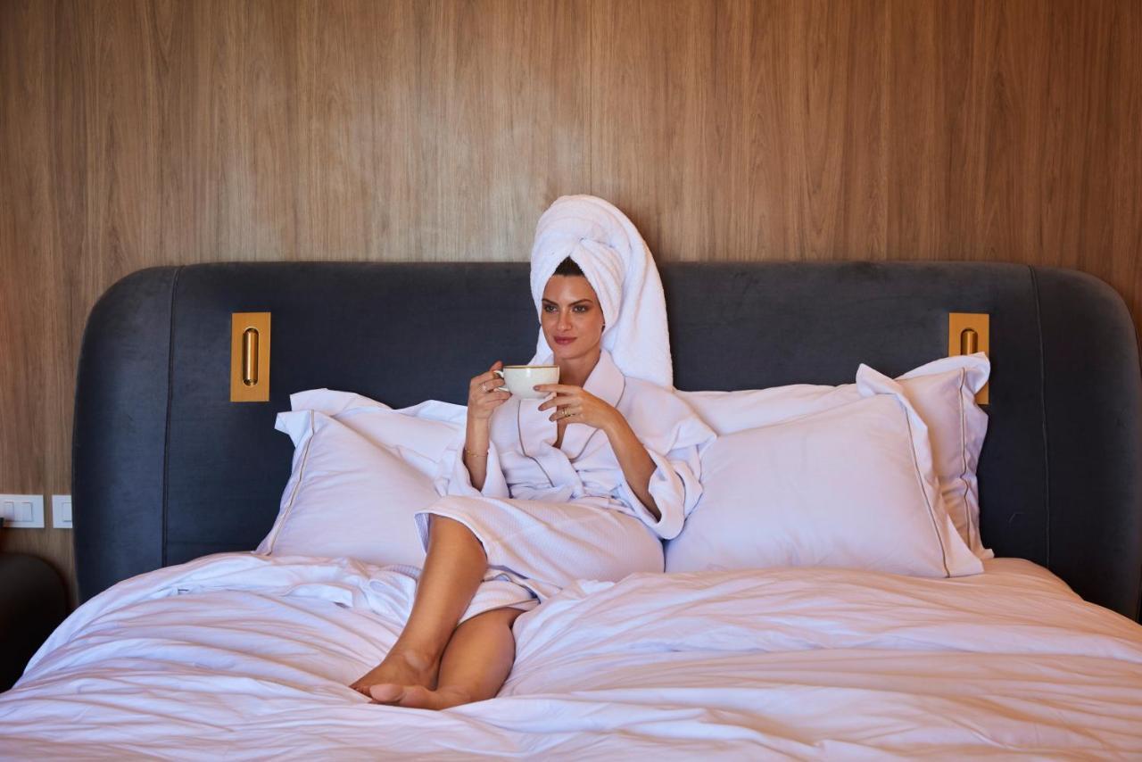 Fairmont Rio De Janeiro Copacabana Hotel Exterior photo A woman wearing a bathrobe