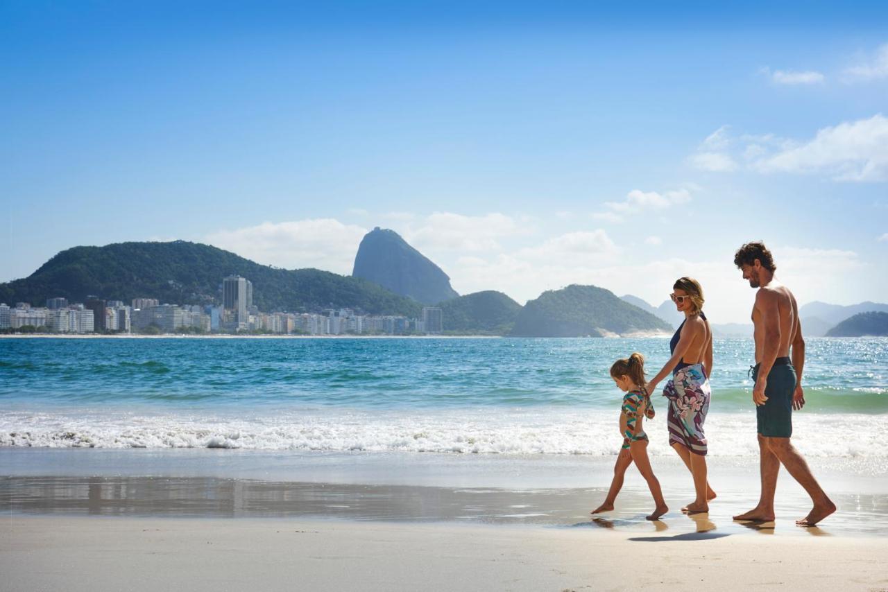 Fairmont Rio De Janeiro Copacabana Hotel Exterior photo Family walking on the beach